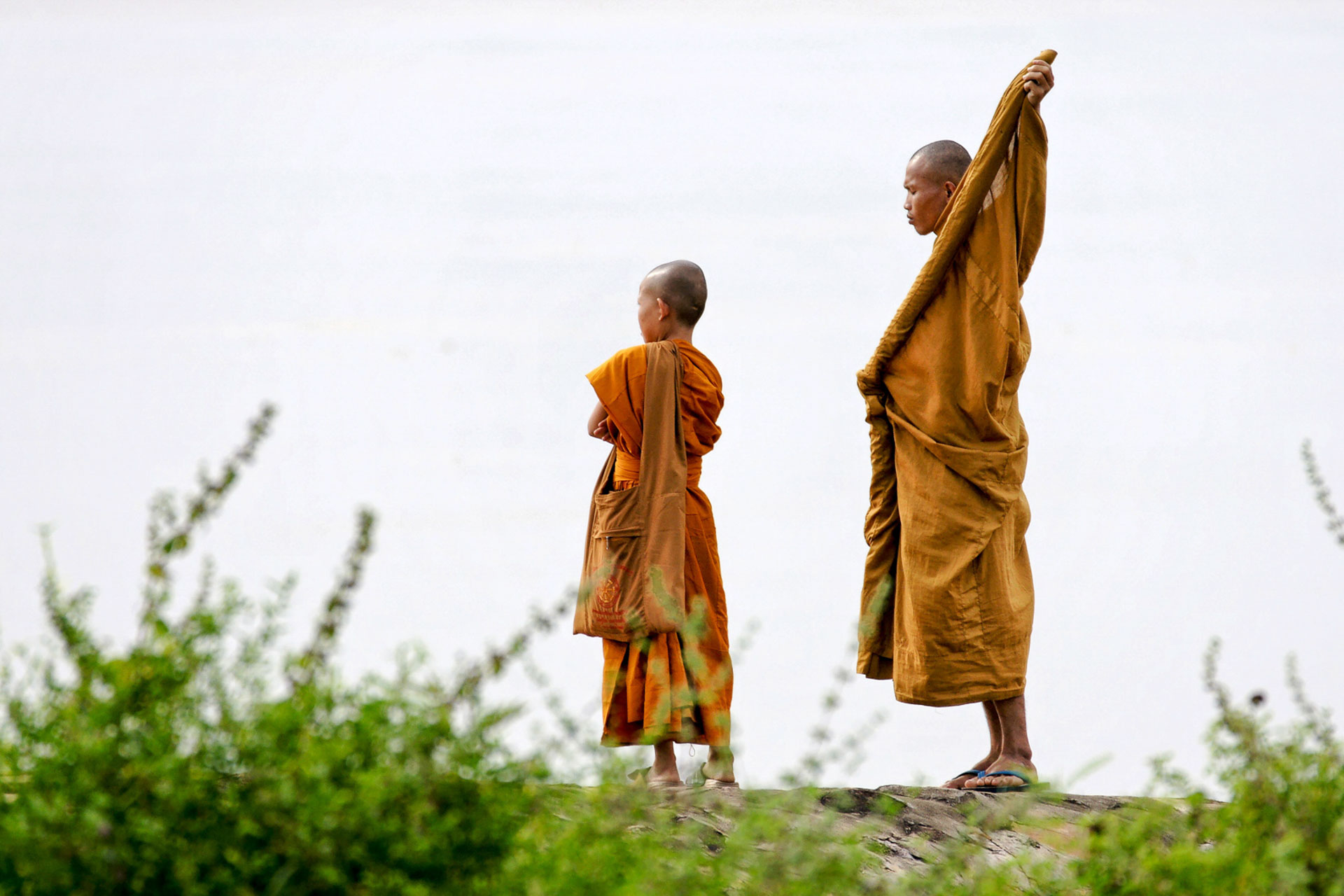 Mönche am Mekong-Flussufer auf Khong Island